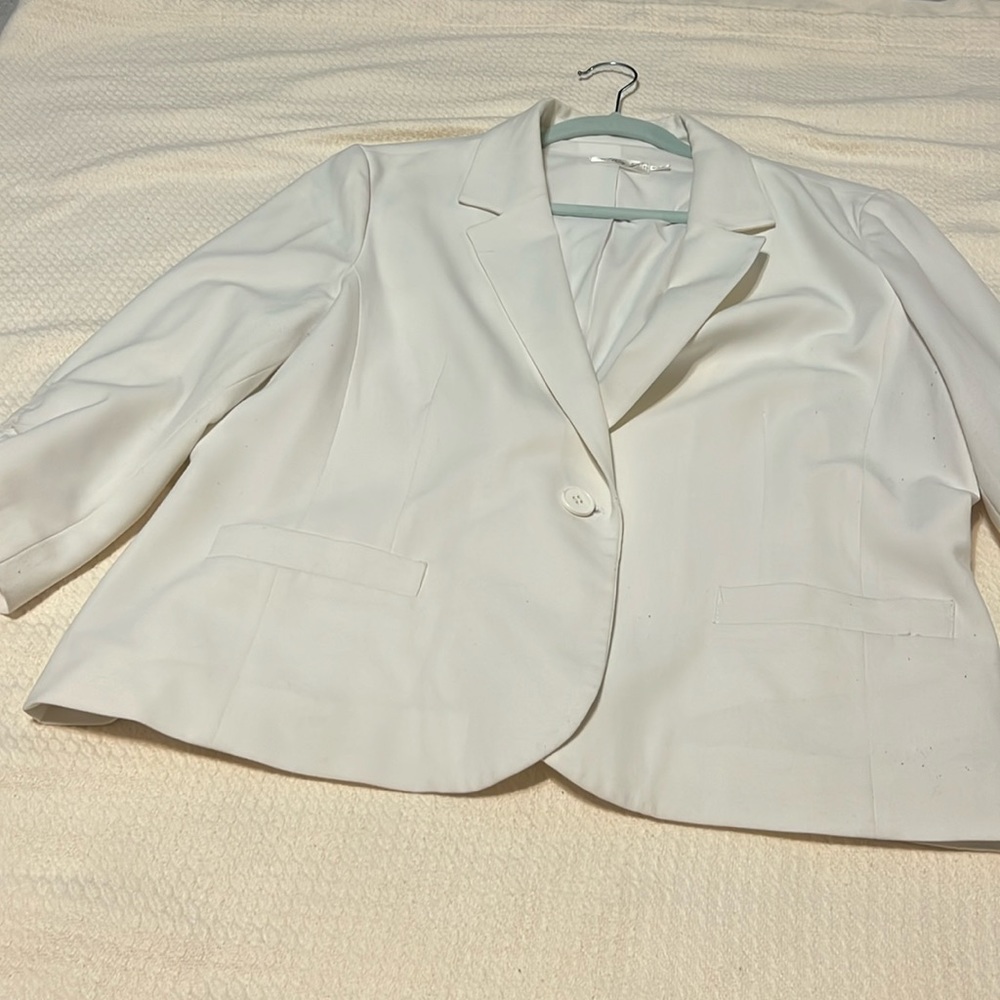 White 3/4 sleeve length blazer
